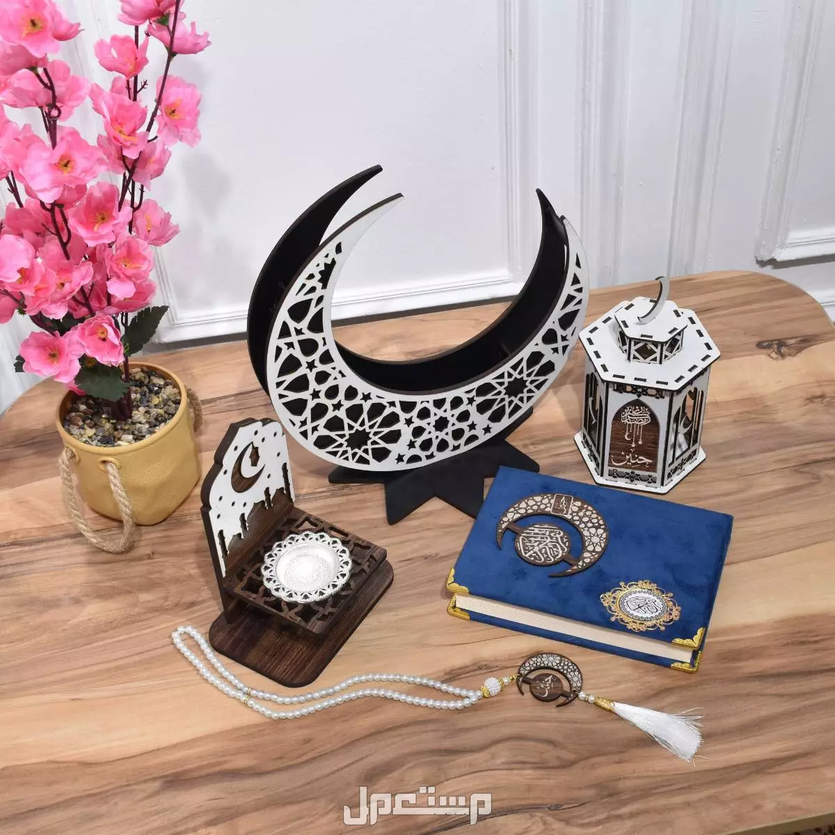 ✨ *عرض رمضاني!* ✨* تقدم لكم عرضًا رمضانيًا فاخرًا يحتوي على مجموعة من المنتجات الروحانية والفاخرة التي تضفي لمسة من الجمال والروحانية على أيامكم المباركة.  *مكونات العرض:*  1. *بيت مصحف على