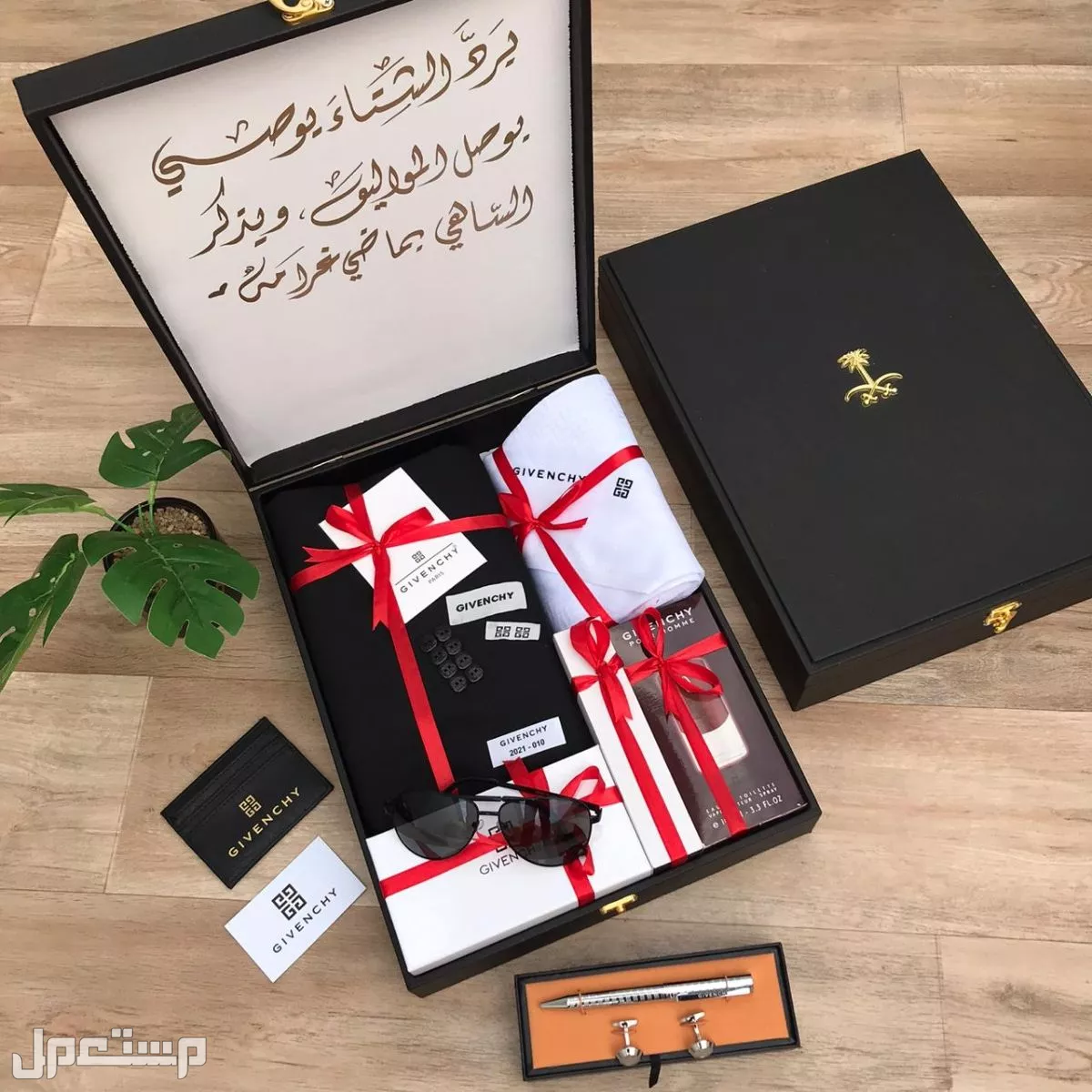 طقم من جفنشي خامه جوده عاليه 🌹 قماش جفنشي شتوي 3متر ونص في عرضين شماغ جفنشي البصمه الاخير ه 🌹 عطر جفنشي 🌹 قلم كبك جفنشي معا الملحقات اضافه ⬆ نظاره جفنشي 🕶️ علبه لنظاره جفنشي علبه