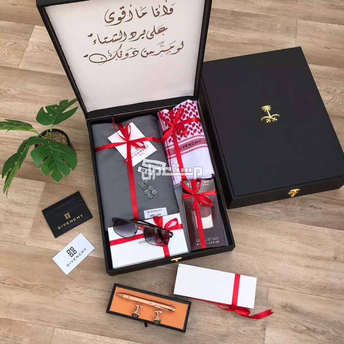 طقم من جفنشي خامه جوده عاليه 🌹 قماش جفنشي شتوي 3متر ونص في عرضين شماغ جفنشي البصمه الاخير ه 🌹 عطر جفنشي 🌹 قلم كبك جفنشي معا الملحقات اضافه ⬆ نظاره جفنشي 🕶️ علبه لنظاره جفنشي علبه