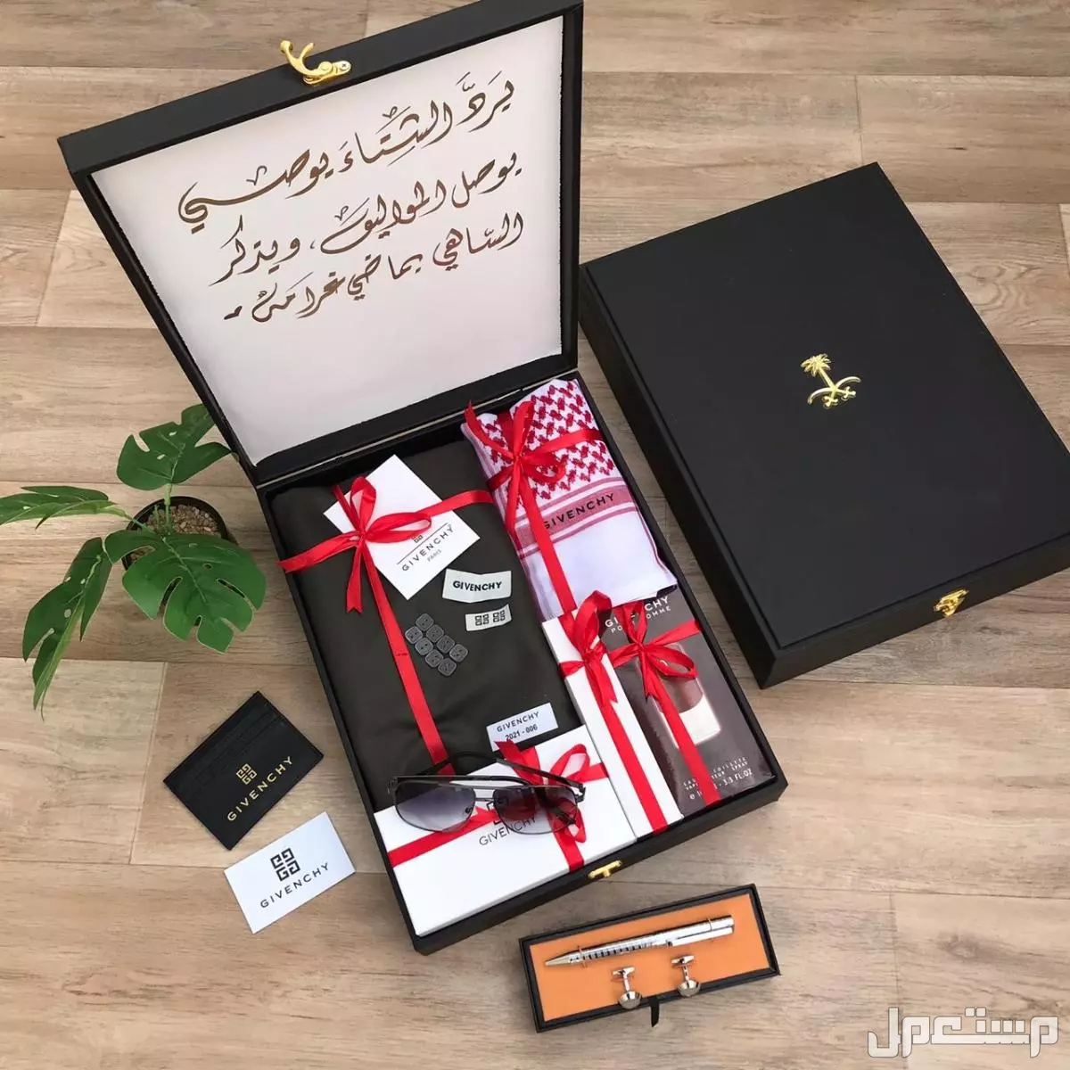 طقم من جفنشي خامه جوده عاليه 🌹 قماش جفنشي شتوي 3متر ونص في عرضين شماغ جفنشي البصمه الاخير ه 🌹 عطر جفنشي 🌹 قلم كبك جفنشي معا الملحقات اضافه ⬆ نظاره جفنشي 🕶️ علبه لنظاره جفنشي علبه