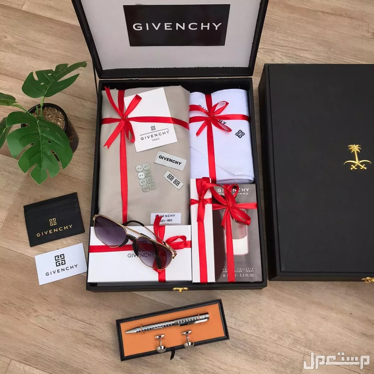 طقم من جفنشي خامه جوده عاليه 🌹 قماش جفنشي شتوي 3متر ونص في عرضين شماغ جفنشي البصمه الاخير ه 🌹 عطر جفنشي 🌹 قلم كبك جفنشي معا الملحقات اضافه ⬆ نظاره جفنشي 🕶️ علبه لنظاره جفنشي علبه