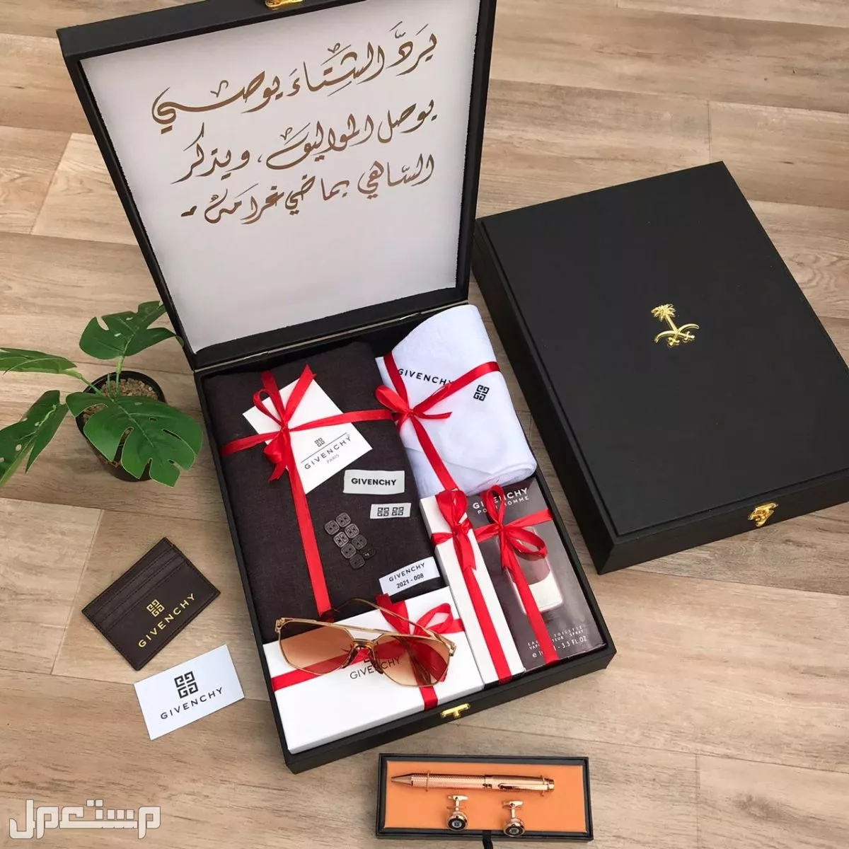 طقم من جفنشي خامه جوده عاليه 🌹 قماش جفنشي شتوي 3متر ونص في عرضين شماغ جفنشي البصمه الاخير ه 🌹 عطر جفنشي 🌹 قلم كبك جفنشي معا الملحقات اضافه ⬆ نظاره جفنشي 🕶️ علبه لنظاره جفنشي علبه