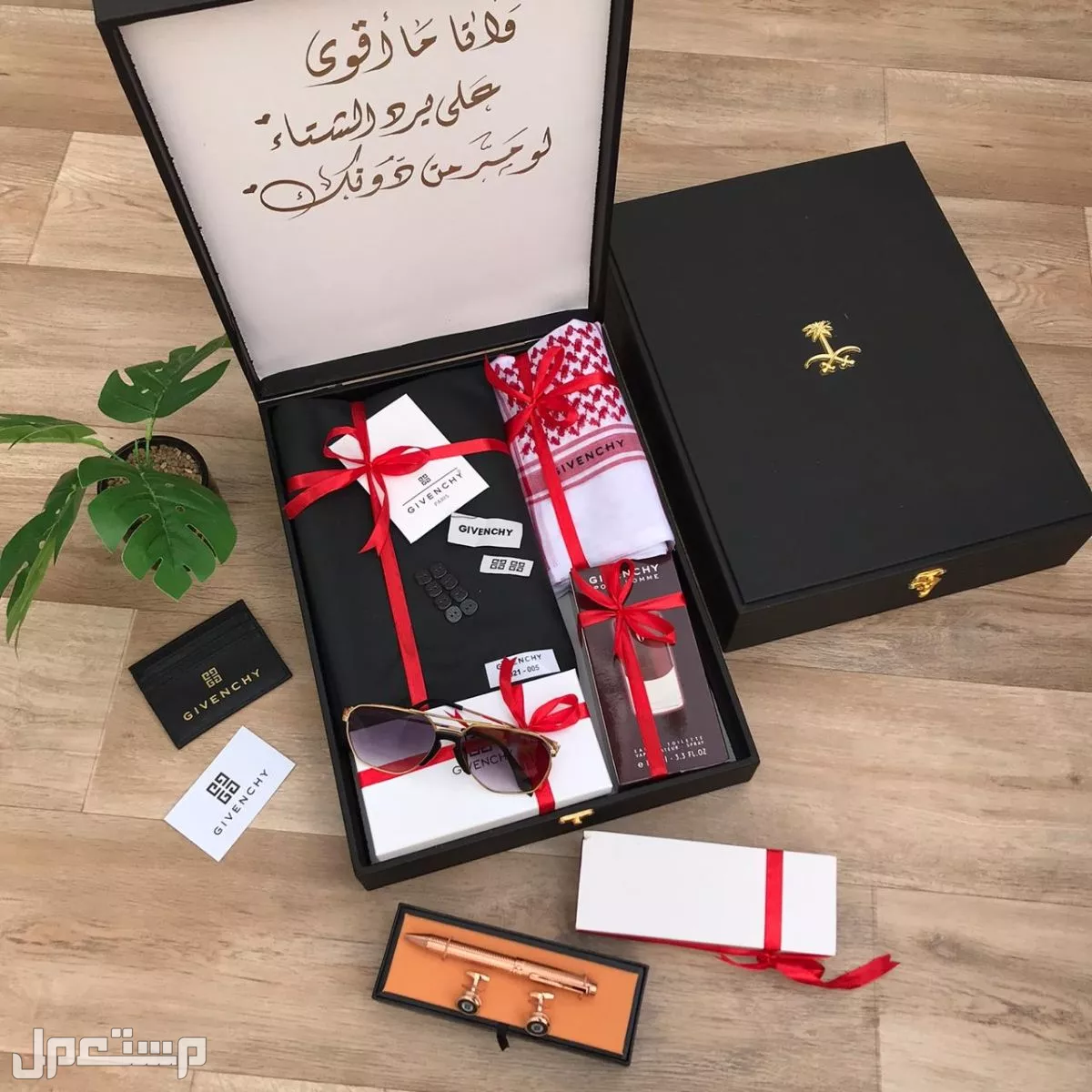 طقم من جفنشي خامه جوده عاليه 🌹 قماش جفنشي شتوي 3متر ونص في عرضين شماغ جفنشي البصمه الاخير ه 🌹 عطر جفنشي 🌹 قلم كبك جفنشي معا الملحقات اضافه ⬆ نظاره جفنشي 🕶️ علبه لنظاره جفنشي علبه