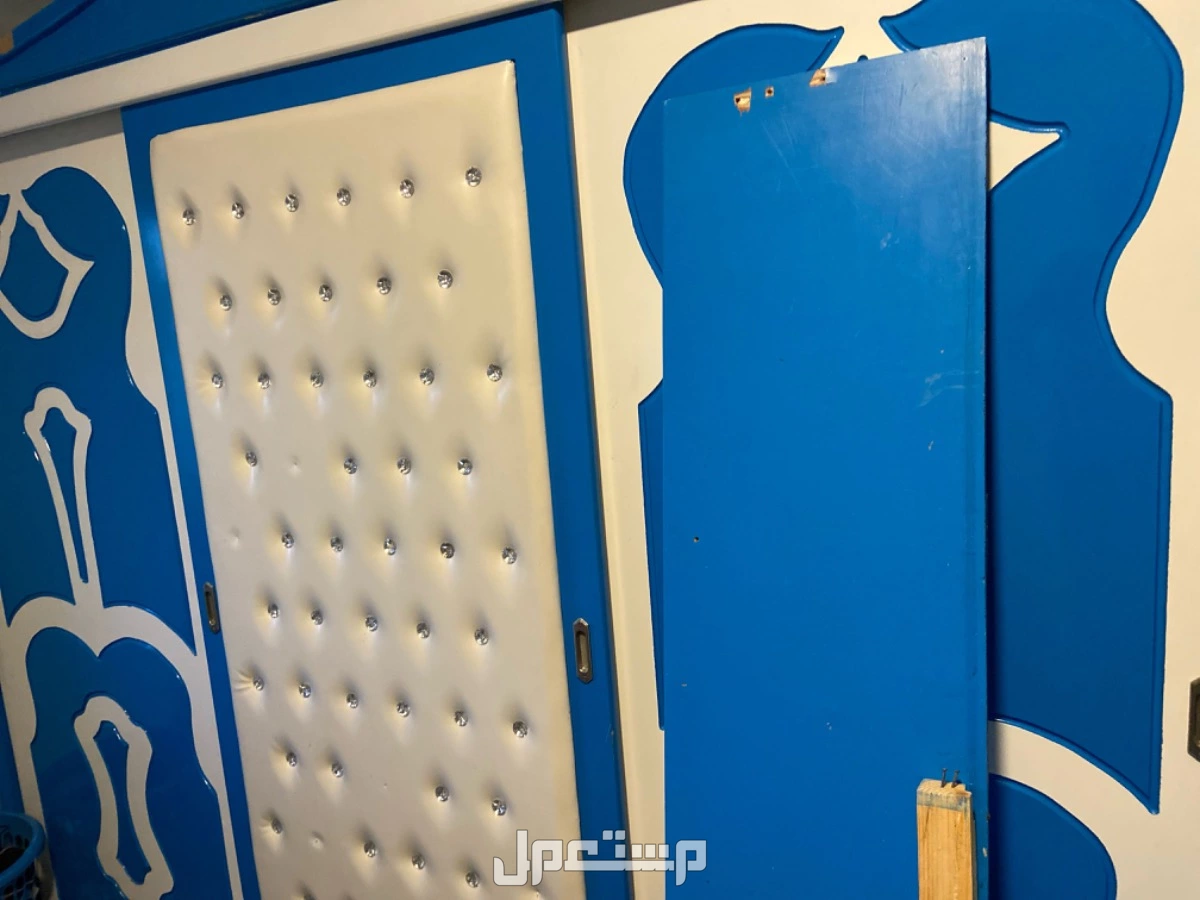 اثاث غرفت نوم اولاد 2 سرير دولاب ملابس 2 تعليق و 5 ارفف اثاث للبيع دولاب كبير معا ثلاث كراسي نوم مستعمله