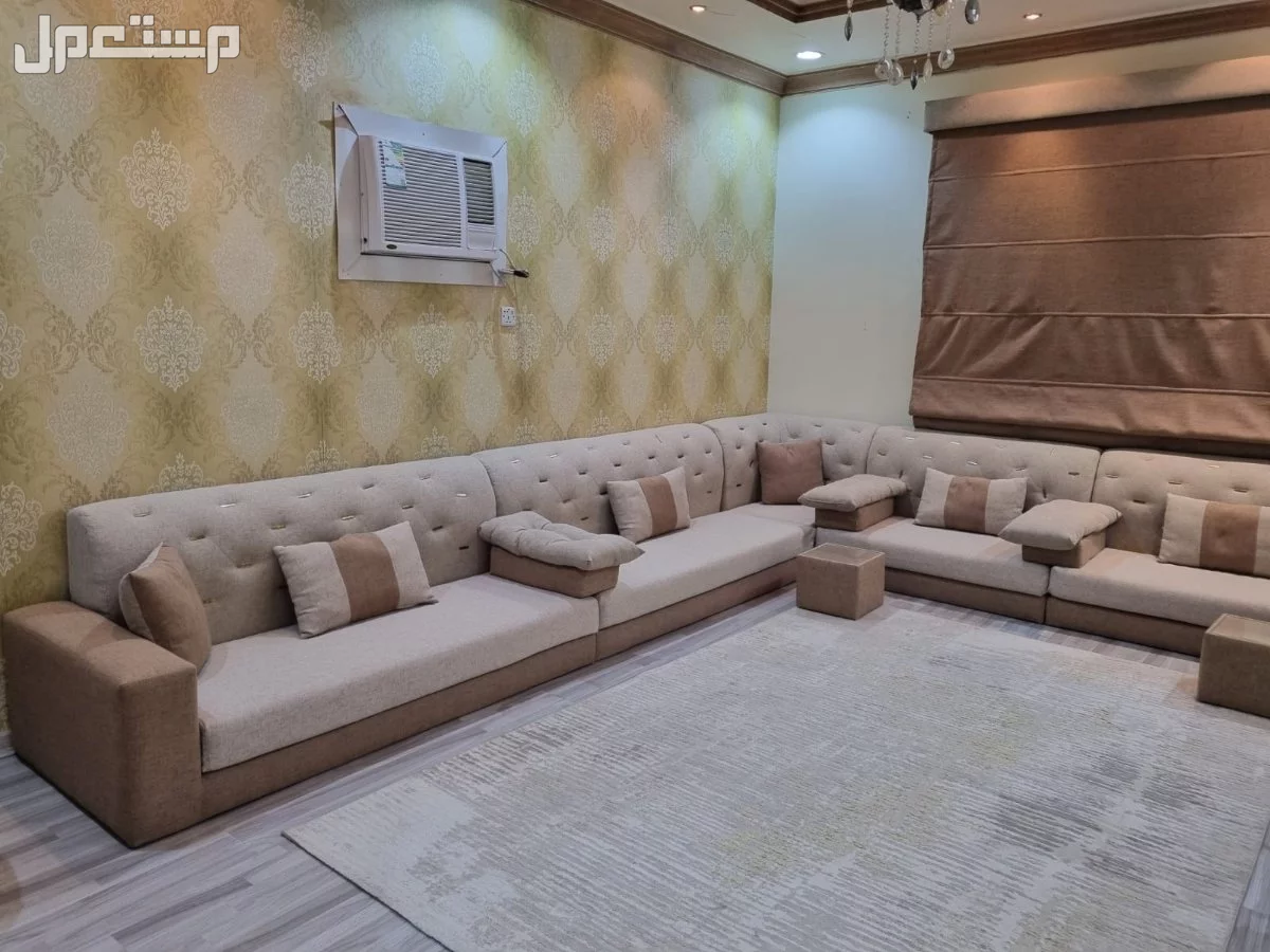 كنب أرضي بحالة ممتازة و طاولة تلفزيون للبيع في الرياض بسعر 1550 ريال سعودي
