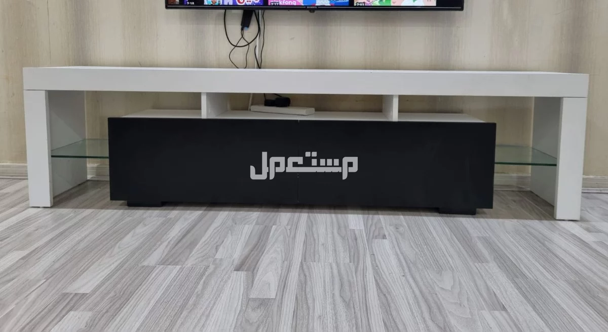 كنب أرضي بحالة ممتازة و طاولة تلفزيون للبيع في الرياض بسعر 1550 ريال سعودي