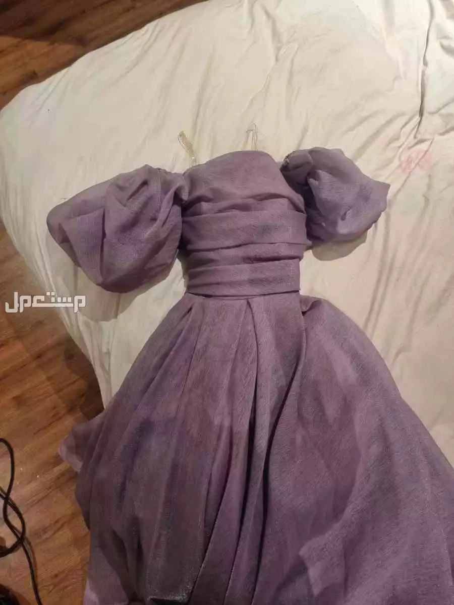فستان مستعمل للعمر المحير لبس مرتين اقل من ثلاث ساعات فقط قابل للتفاوض