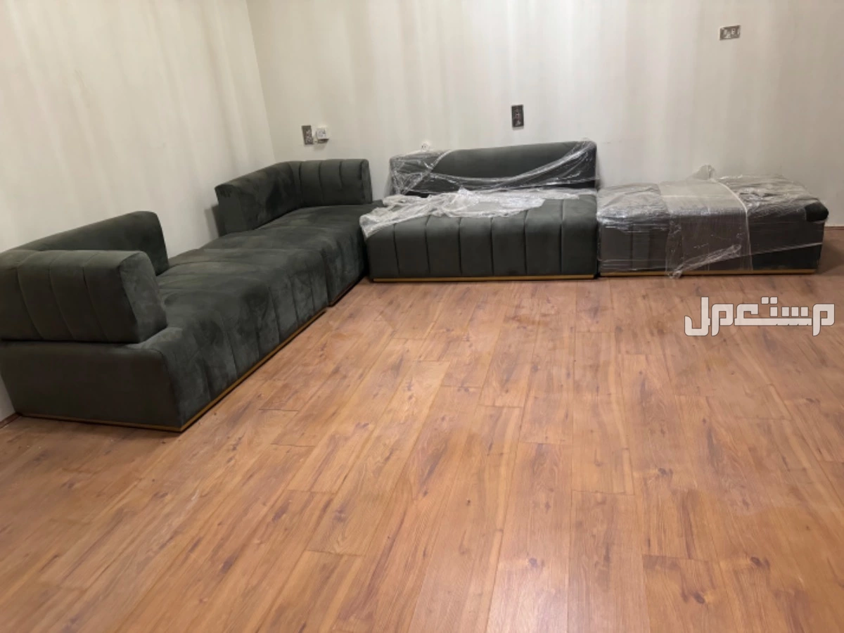 طقم كنب أربع قطع بسعر ألفين ريال سعودي في الرياض طقم كنب