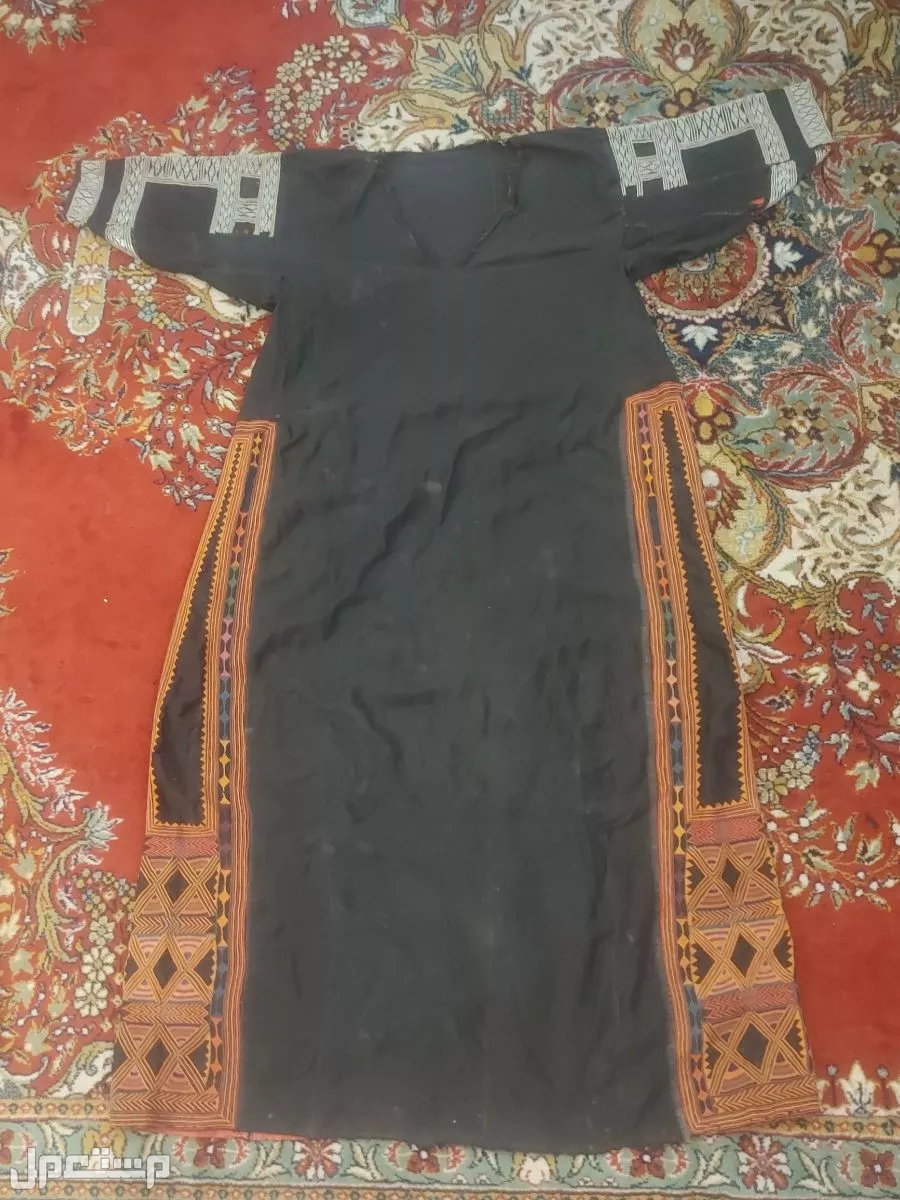 ملابس قديمه شغل يد.      للبيع