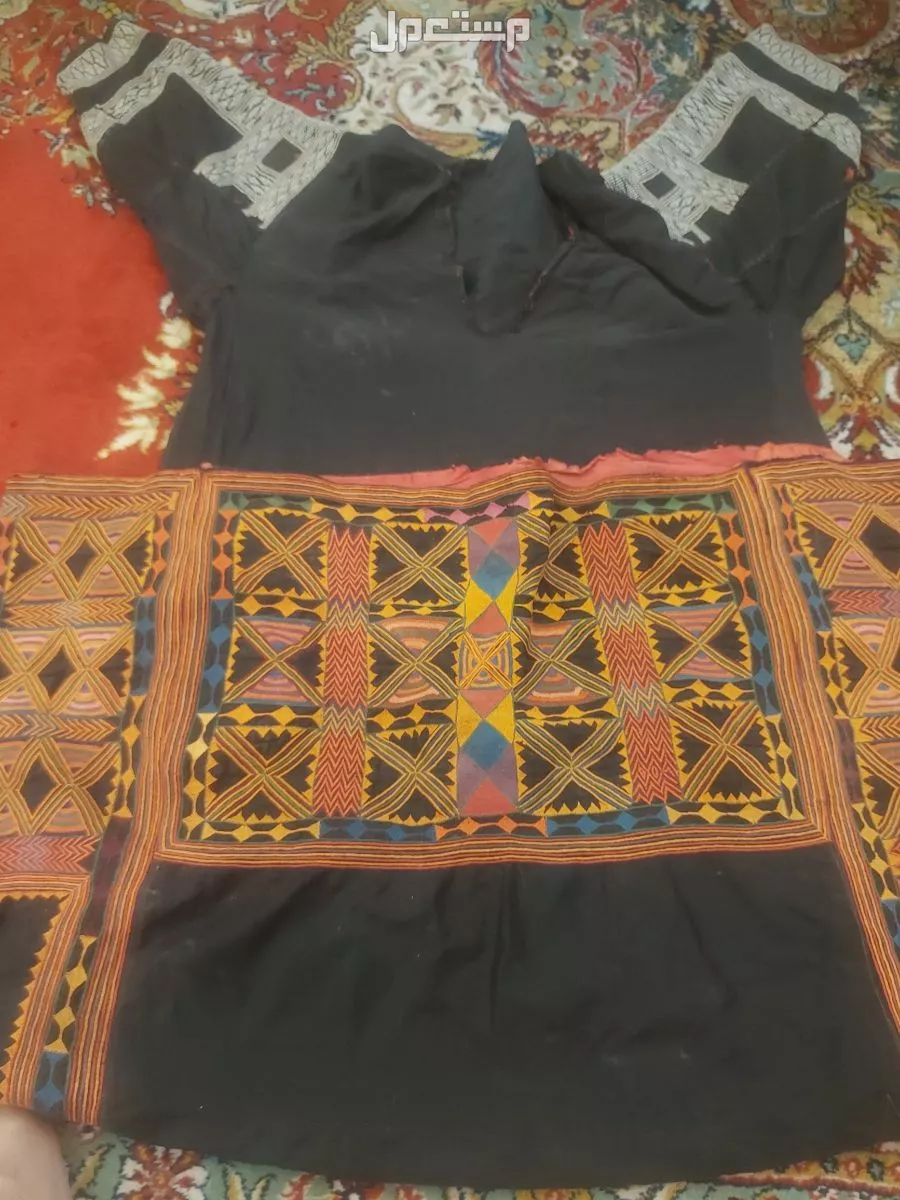 ملابس قديمه شغل يد.      للبيع
