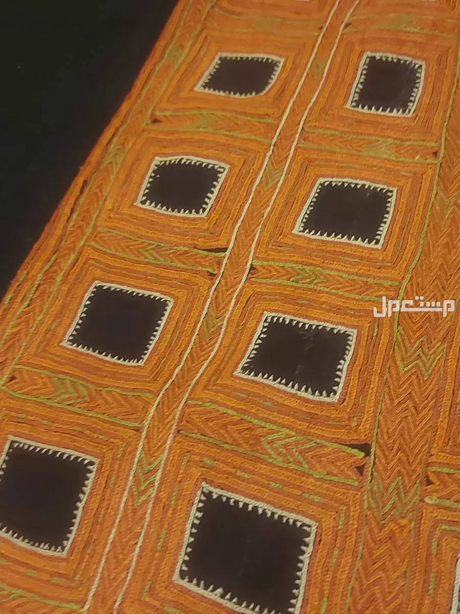 ملابس قديمه شغل يد.      للبيع