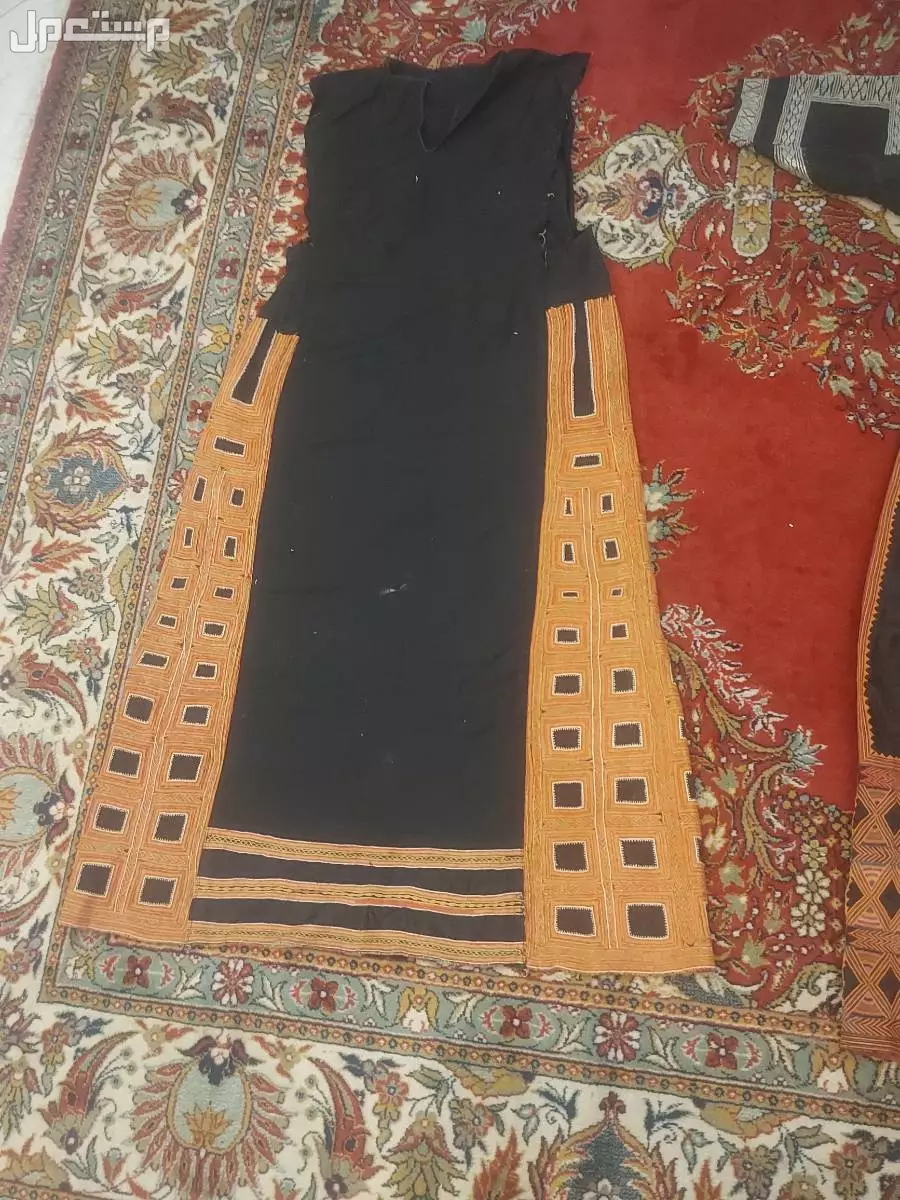 ملابس قديمه شغل يد.      للبيع