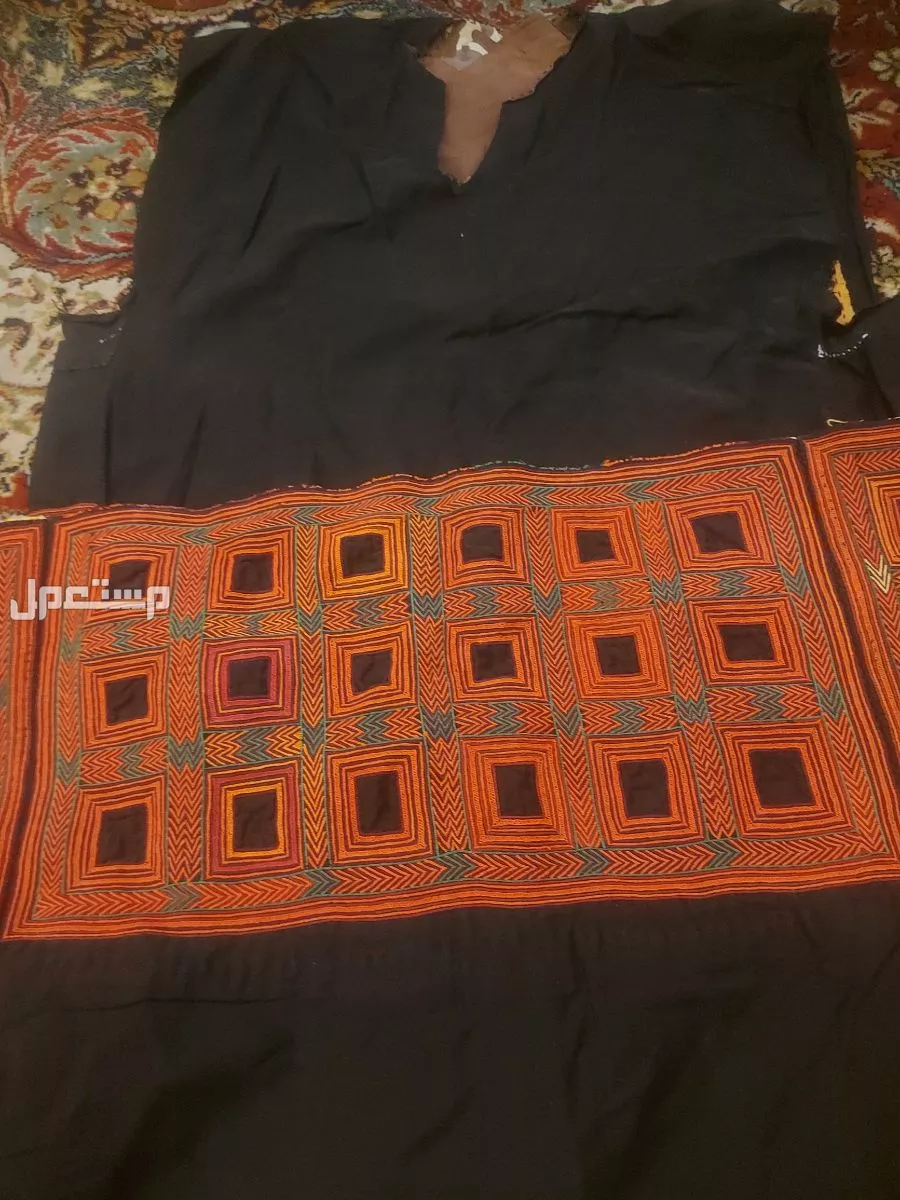 ملابس قديمه شغل يد.      للبيع