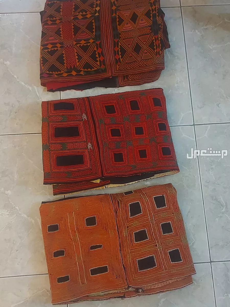 ملابس قديمه شغل يد.      للبيع