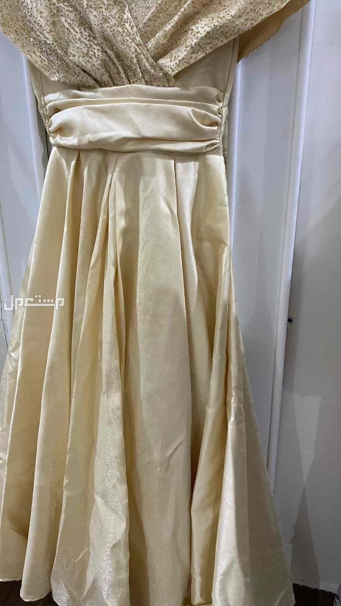 للبيع فستان ذهبي استعمال مره وحده فقط