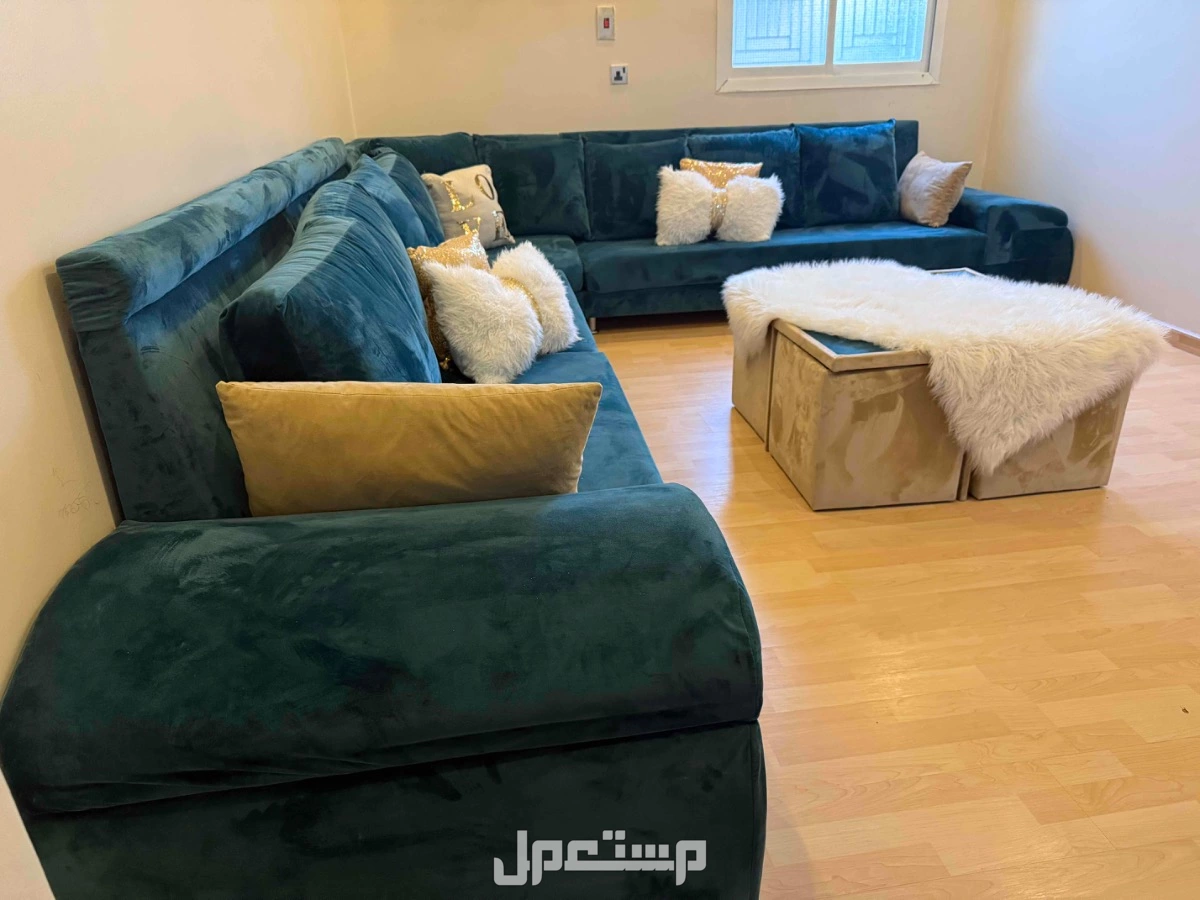كنب مقاس 3*4 مع طاولة وسط و اربع طاولات خدمة