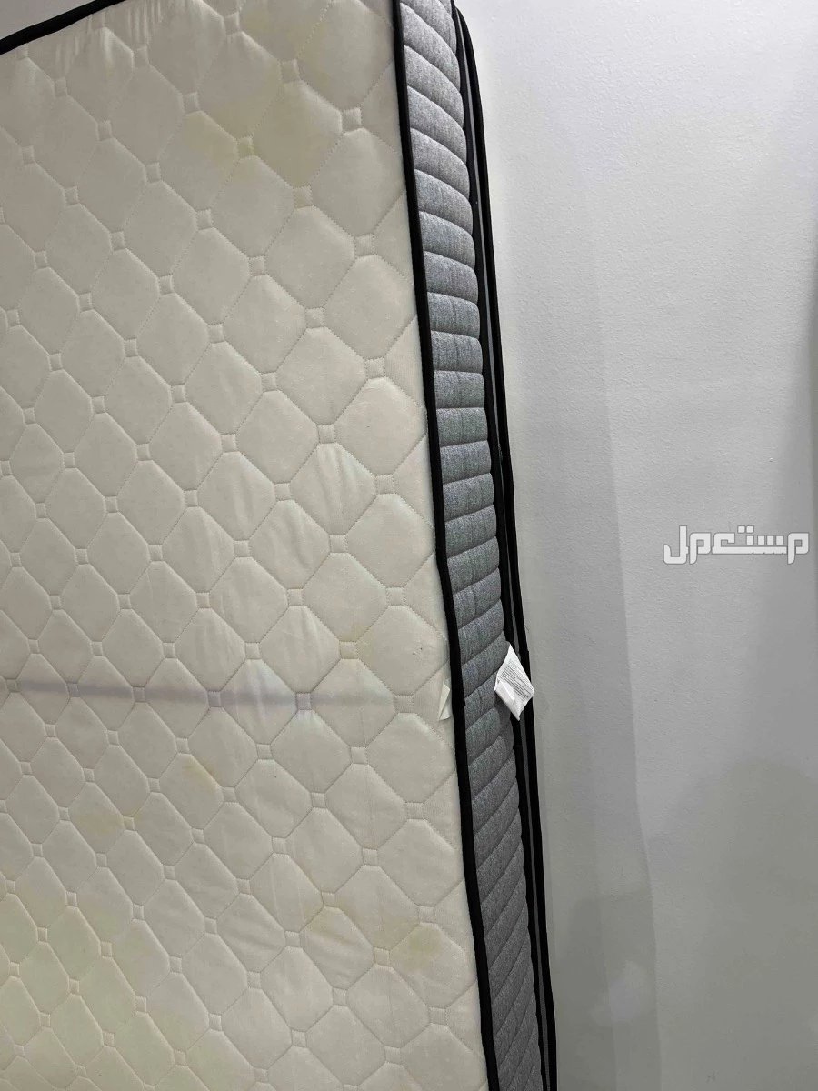 للبيع مرتبة سرير فاخرة 2*2 م للبيع وبحالة جيدة وسماكة مناسبة لغرف النوم لا يوجد فيها اي تمزق او تلف طبقة خارجية فوم