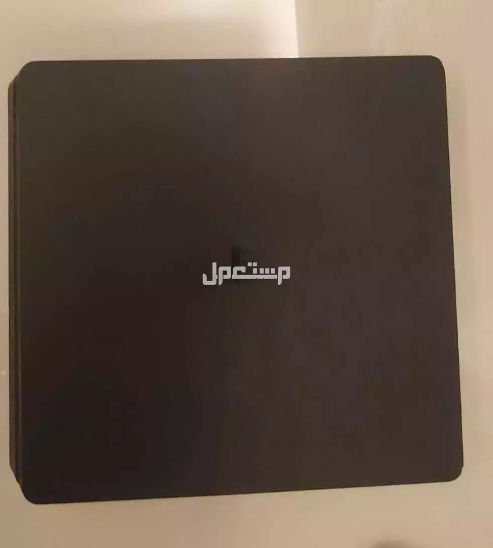 سوني فور 4 جدآ نضيف مع اربع اشرطه بحاله ممتازه و يدين سوني مع اسلاكه في جدة بسعر 600 ريال سعودي