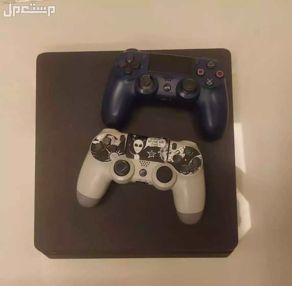 سوني فور 4 جدآ نضيف مع اربع اشرطه بحاله ممتازه و يدين سوني مع اسلاكه في جدة بسعر 600 ريال سعودي
