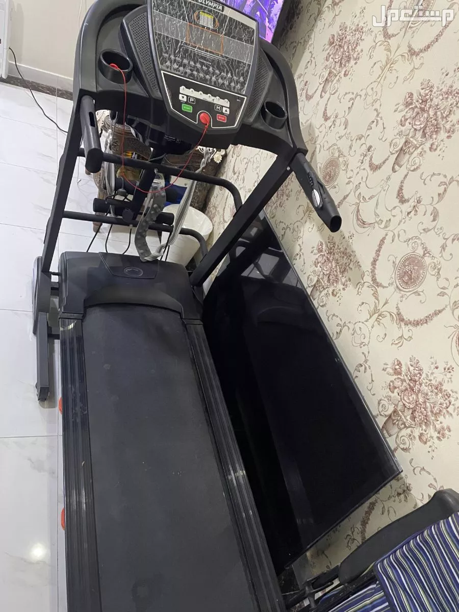 سير رياضي مدمج مع هزاز ومشدات يدين