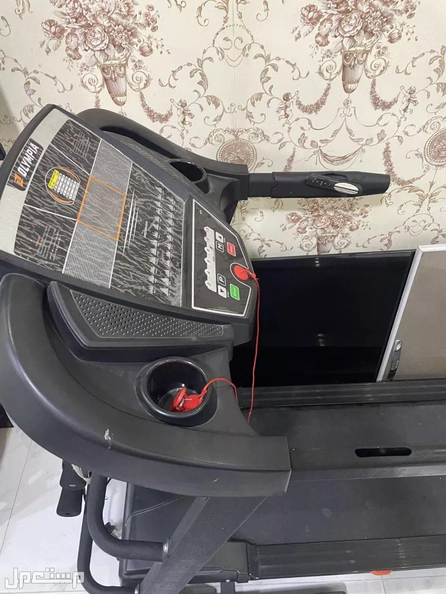 سير رياضي مدمج مع هزاز ومشدات يدين