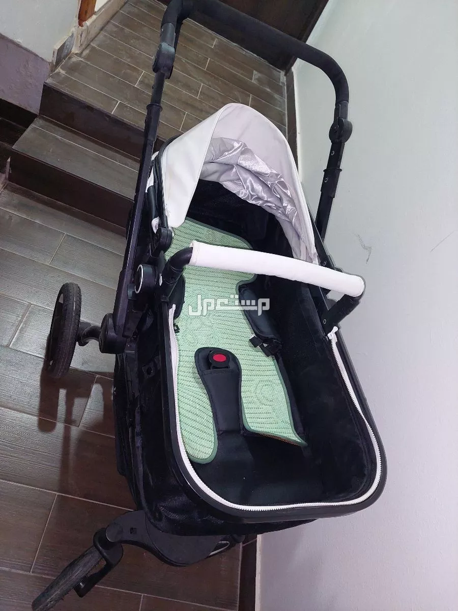 عربة اطفال و كرسى سيارة للبيع 2*1