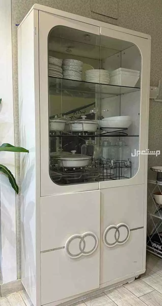 طاولة أكل نظيفة 10 كراسي  مع بوفيه وخزانة  في عرعر حي المنصورية
