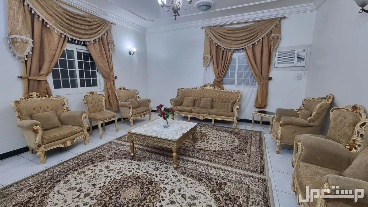 كنب مستعمل يكفي ل9 اشخاص السعر 1200 وقابل للتفاوض بسعر معقول