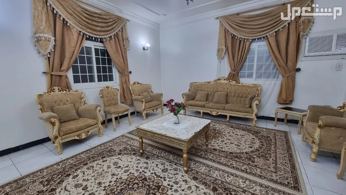 كنب مستعمل يكفي ل9 اشخاص السعر 1200 وقابل للتفاوض بسعر معقول