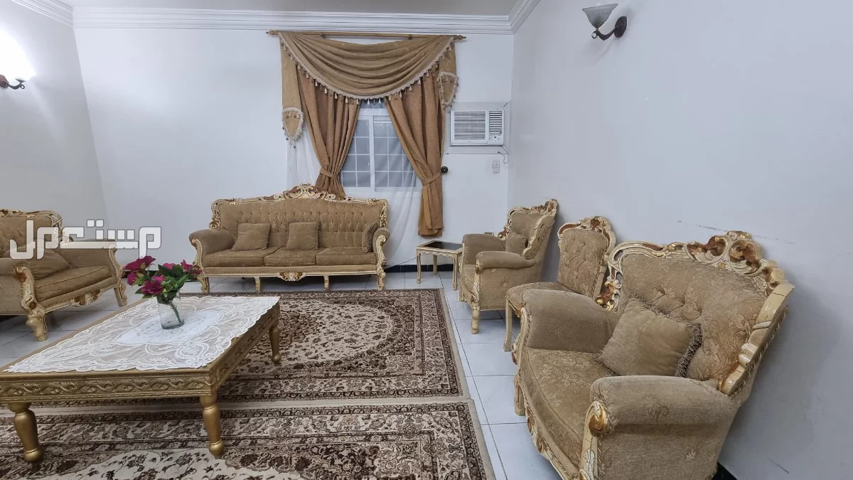 كنب مستعمل يكفي ل9 اشخاص السعر 1200 وقابل للتفاوض بسعر معقول