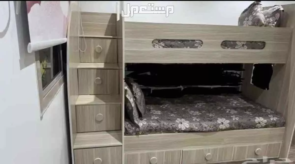سرير طابقين بحاله ممتازة للبيع كل درجه بداخلها مساحة تخزين (4)