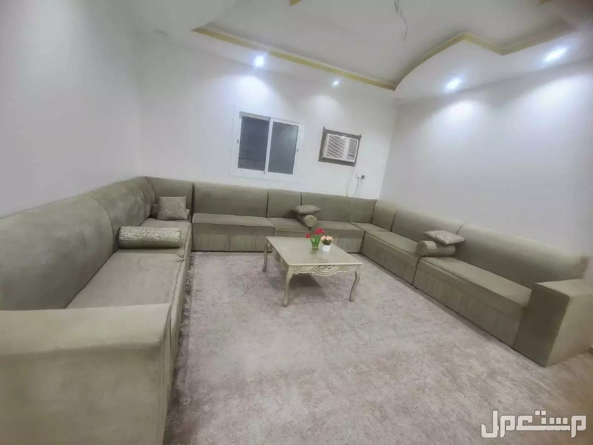 للبيع كنب بحالة جيدة ثلاثة في اربعة في المدينة المنورة العزيزية حي السلام ذو الغصة كنب للبيع ب300 ريال بدون الطاولة المدينة العزيزية