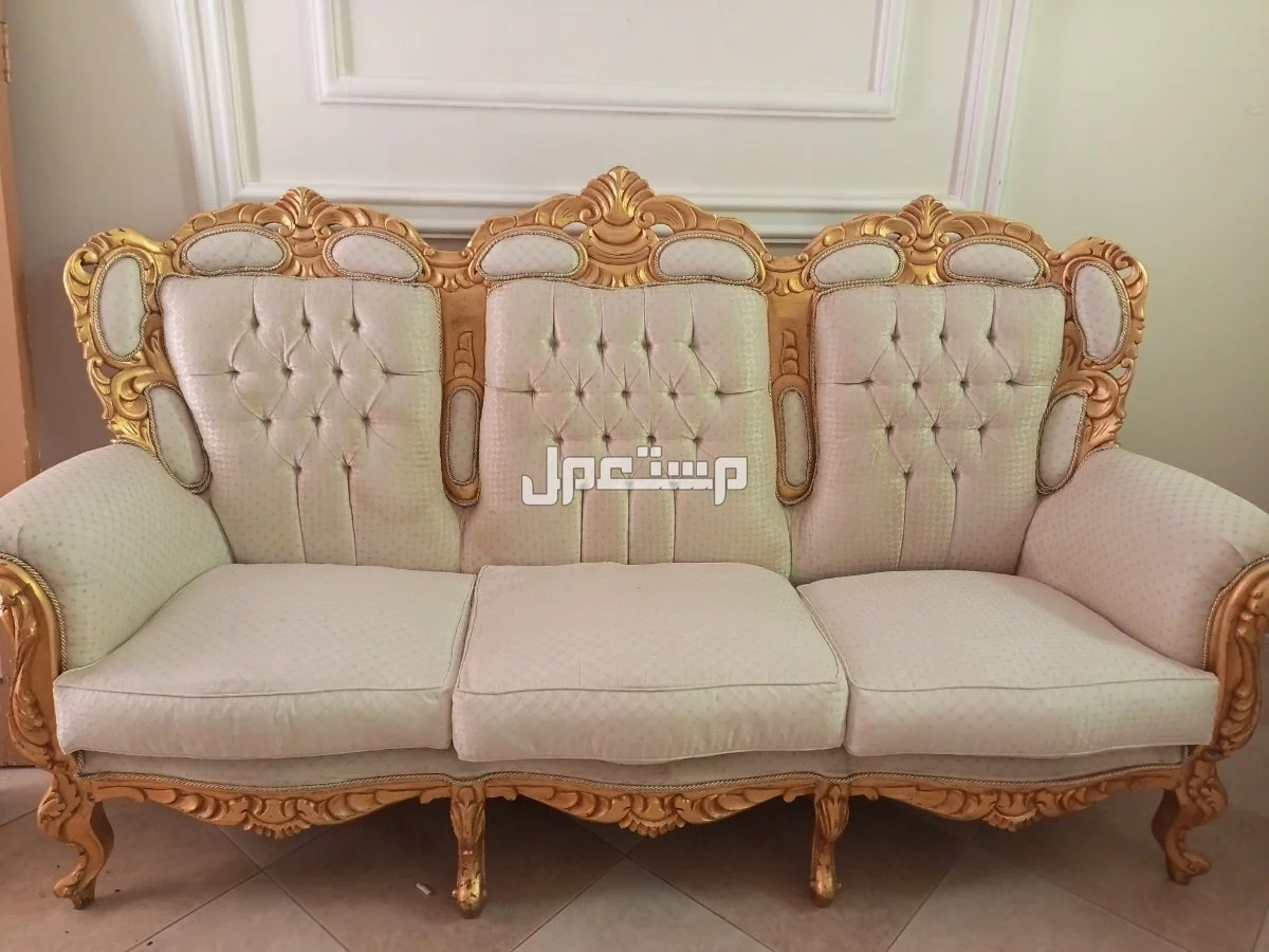 للبيع طقم كنب تركي لون سكري والخشب ذهبي كنبه كبيره 3 نفر و4 كنبات نفر القماش يبغاله تغيير ويوجد رجل مكسوره من واحده من الكنبات النفر السعر 400 ريال مكه النوريه