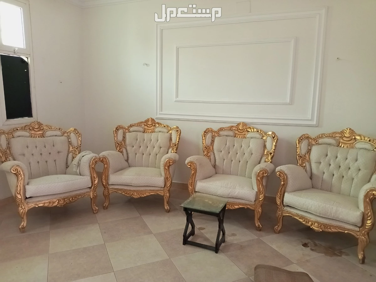 للبيع طقم كنب تركي لون سكري والخشب ذهبي كنبه كبيره 3 نفر و4 كنبات نفر القماش يبغاله تغيير ويوجد رجل مكسوره من واحده من الكنبات النفر السعر 400 ريال مكه النوريه