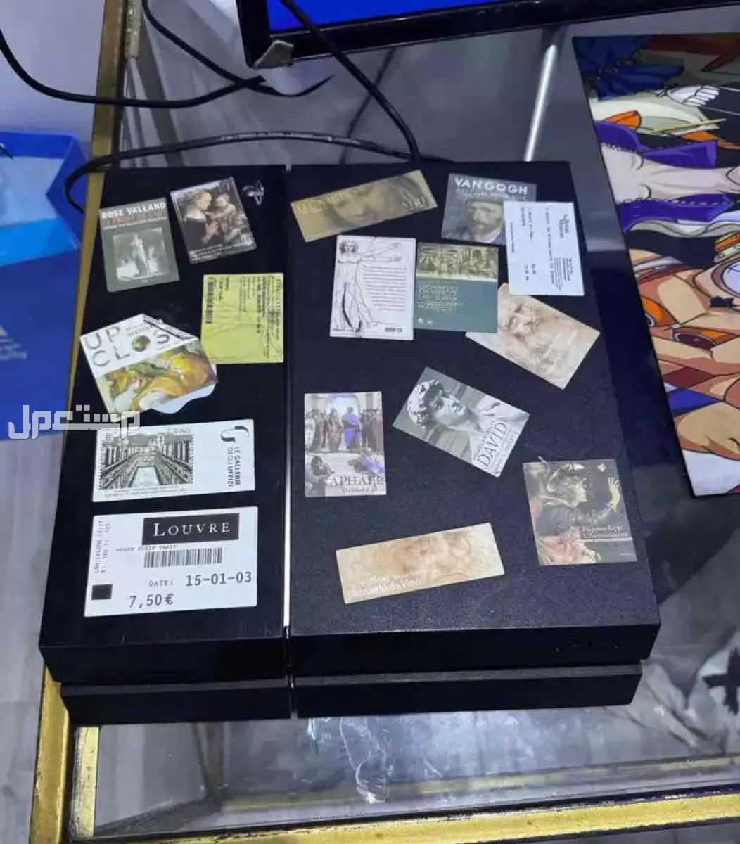 للبيع سوني فور 4 بي 300 ريال  السوني تمام شغال يعاني من مشكله في مدخل الاتشدي بس تطوي السلك و يشتغل معاك تمام اليد الارتو منزوع في جدة بسعر 300 ريال سعودي