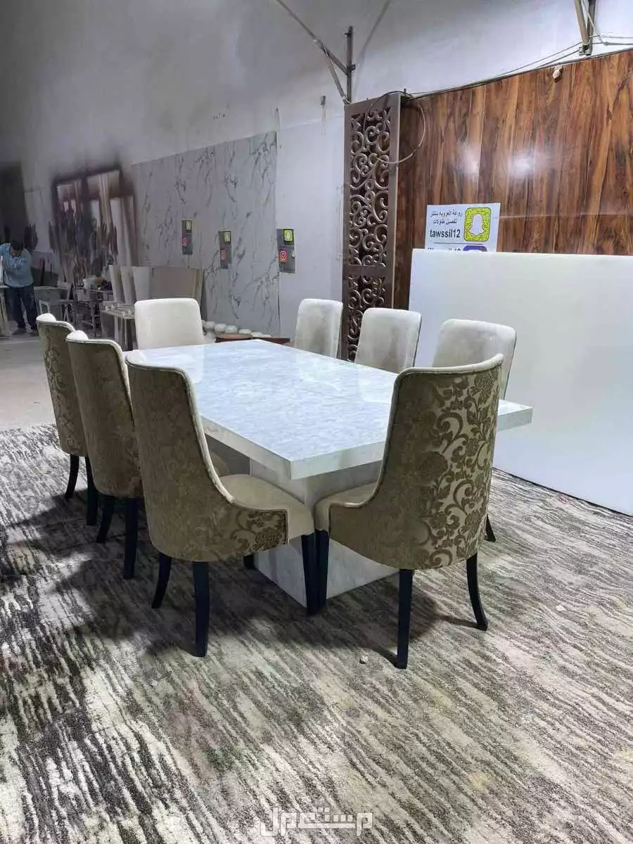 طاولة رخام طبيعي ثمان كراسي جديده
