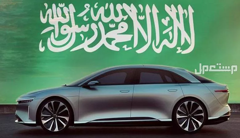 كل ما تريد معرفته عن مجمع الملك سلمان لصناعة السيارات علم المملكة أمامه سيارة