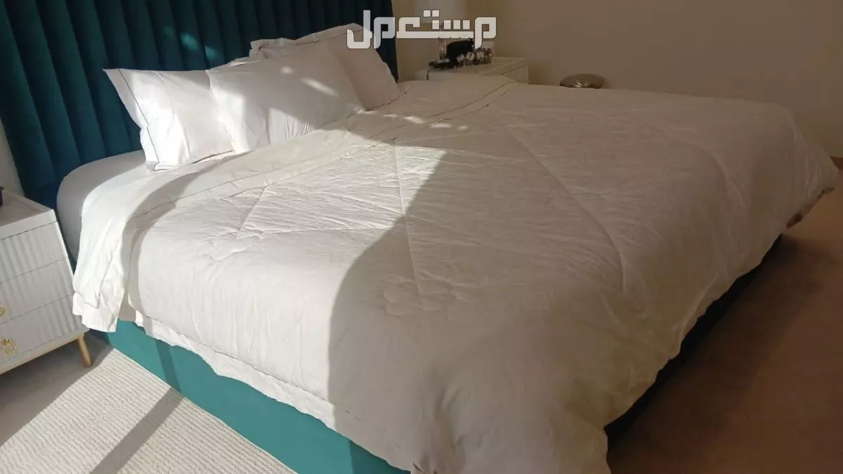 سرير بدون مرتبه مقاس 200*200 بقيمه 500 ريال غير شامل مرتبه و نقل