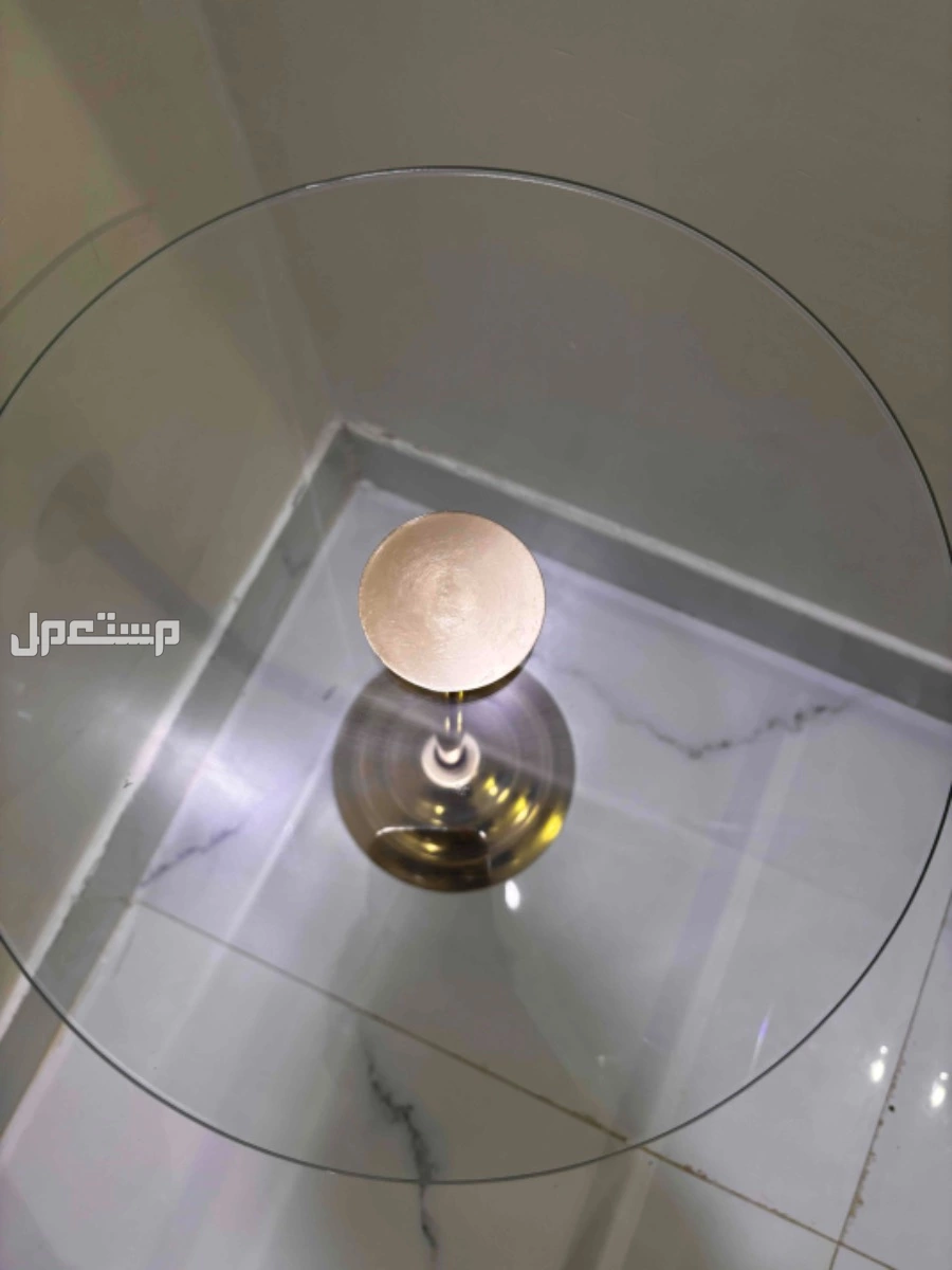 طاوله زجااج على استيل كبيره  معها 2  صغار  استخدام حشممه  للبيع ب450