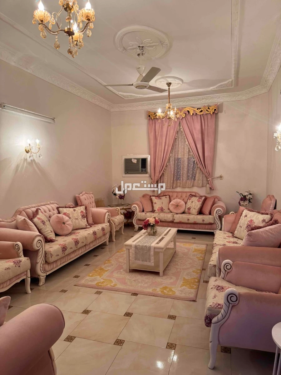 كنب شبه الجديد سعر 5000 لون زهري في صبياء بسعر 5 آلاف ريال سعودي
