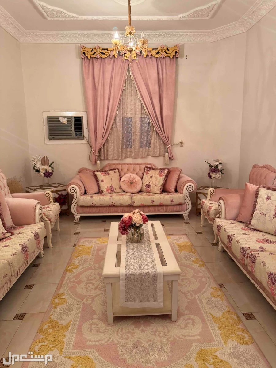 كنب شبه الجديد سعر 5000 لون زهري في صبياء بسعر 5 آلاف ريال سعودي