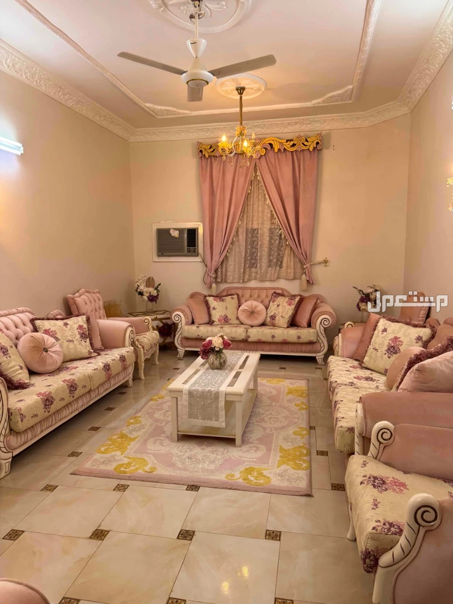 كنب شبه الجديد سعر 5000 لون زهري في صبياء بسعر 5 آلاف ريال سعودي