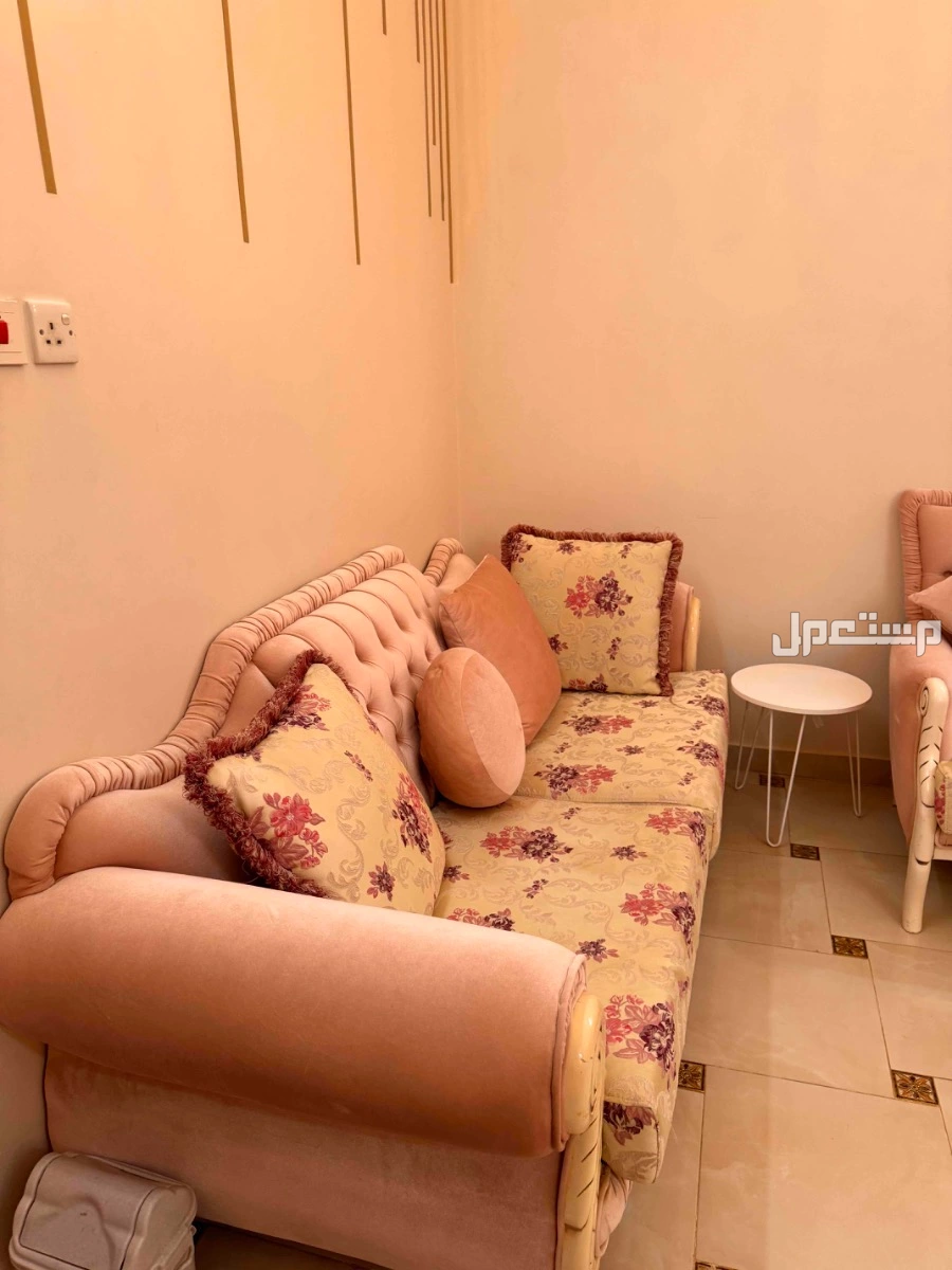 كنب شبه الجديد سعر 5000 لون زهري في صبياء بسعر 5 آلاف ريال سعودي