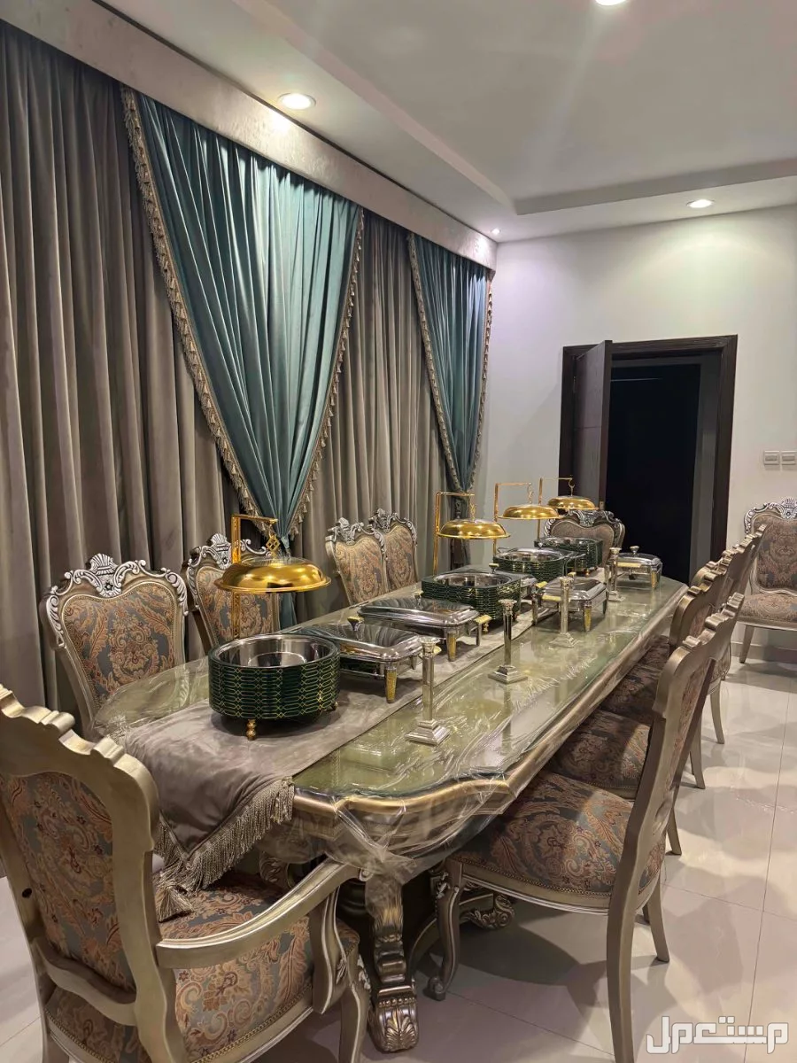 طاوله طعام 12 كرسي للبيع في الرياض بسعر 4 آلاف ريال سعودي