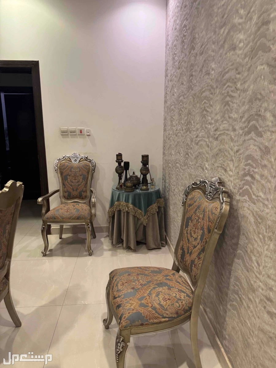 طاوله طعام 12 كرسي للبيع في الرياض بسعر 4 آلاف ريال سعودي