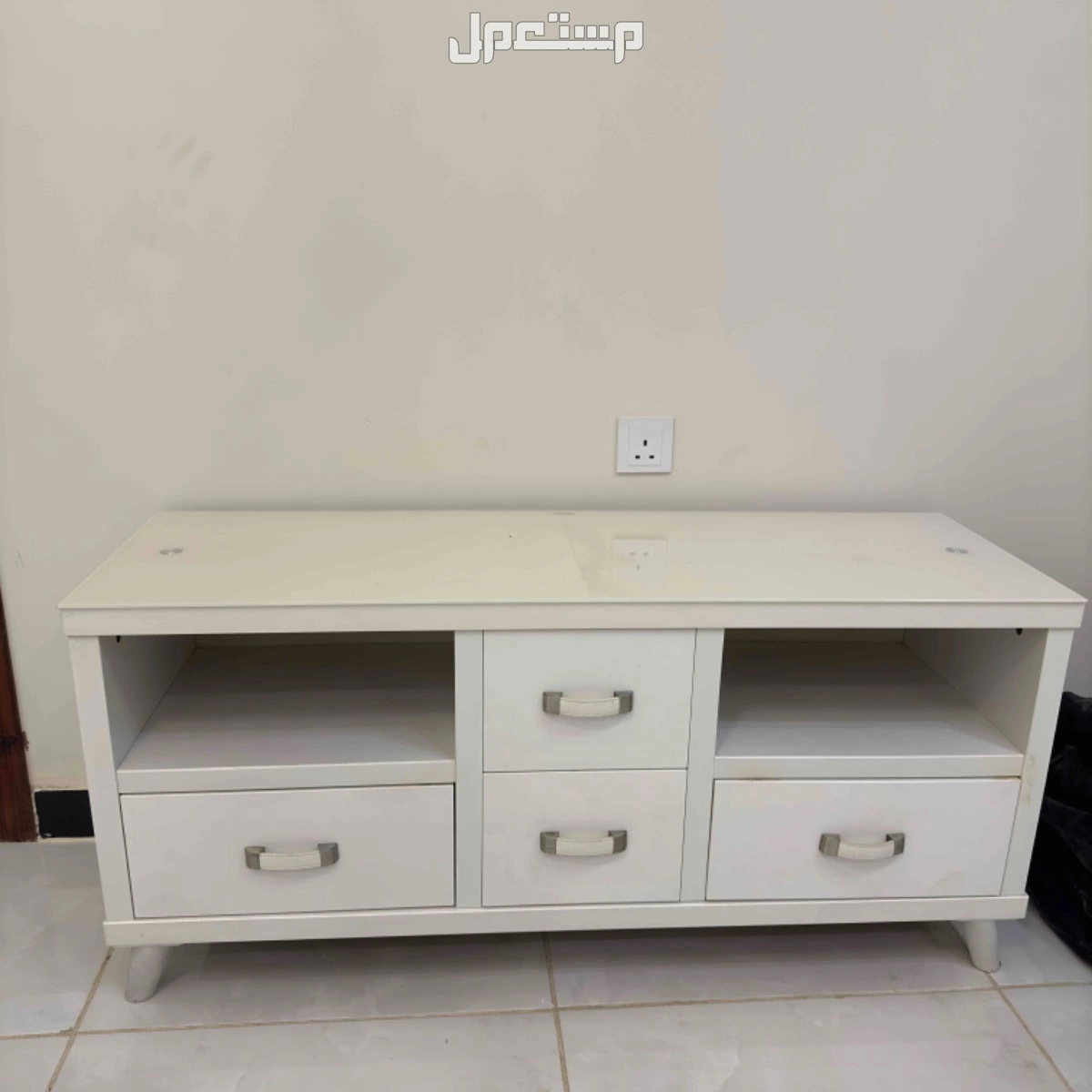 طاولة تلفزيون اللون بسعر مناسب رابغ