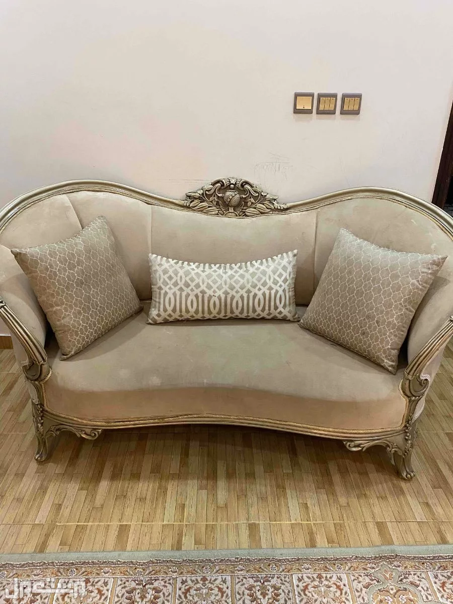 للبيع كنب نضيف ثلاث قطع بسعر 900 في العلا الي له خاطر يتواصل معي واتس الكنب نضيف