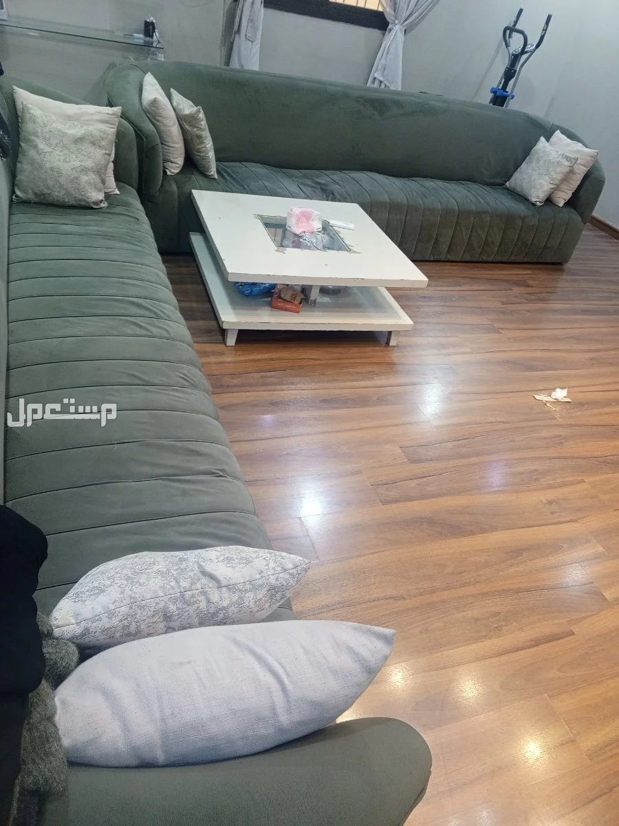الرياض حي الجنادريه  في الرياض    قطعتان كتب الوحده بطول 3امتار وكنب شخص  مع طاوله قهوه  بسعر 800سعودي