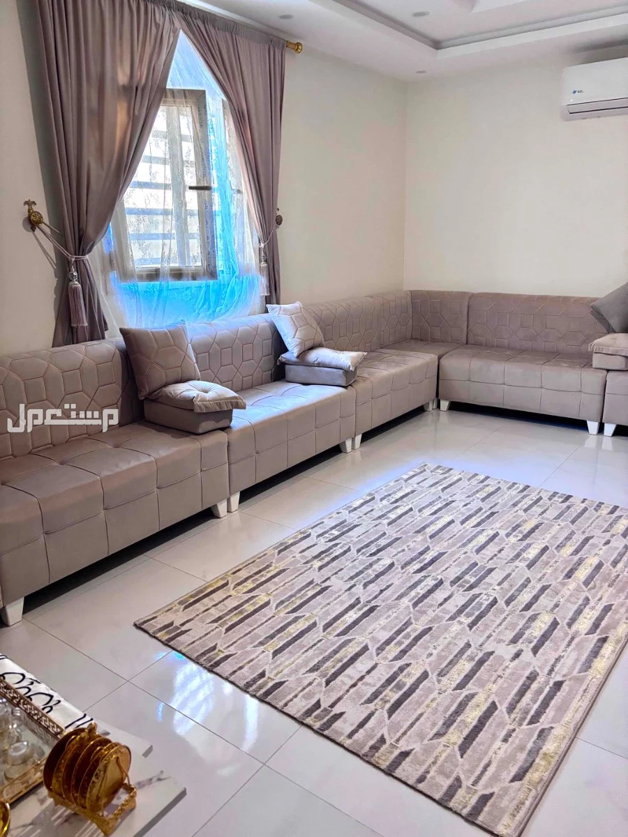 للبيع كنب نظيف استخدام سنة فقط مع الزولية والستارة والطاولة، بحالة ممتازة وسعر مميز 2500 ريال