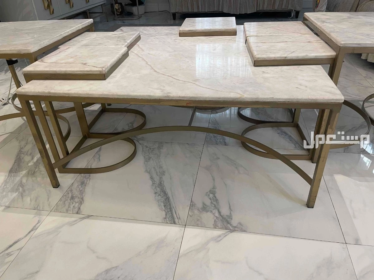 طاولات رخام طبيعي اللون ابيض عدد 8 طع للبيع